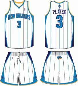 New Orleans Hornets, divisa casalinga. Dal 2008/09 al 20012/13. Con questa uniforme: 172 giocate (168 in regular season e 4 nei playoffs).