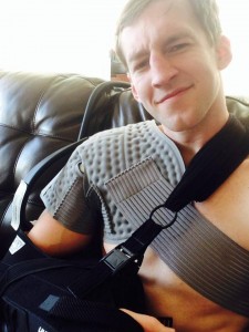 Cody in versione centurione, con il tutore alla spalla destra, in fase di ripresa dopo l'operazione.