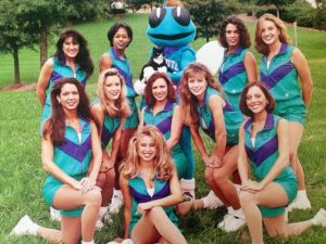 Alcune Honeybees risalenti ai primi Charlotte Hornets.